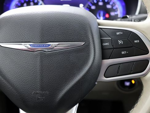 Used 2019 Chrysler Pacifica Limited image 30