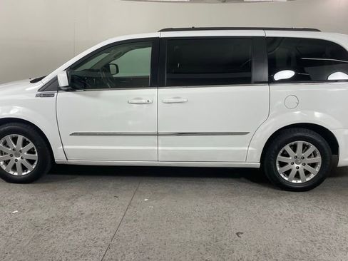Used 2016 Chrysler Town & Country Touring FWD image 8