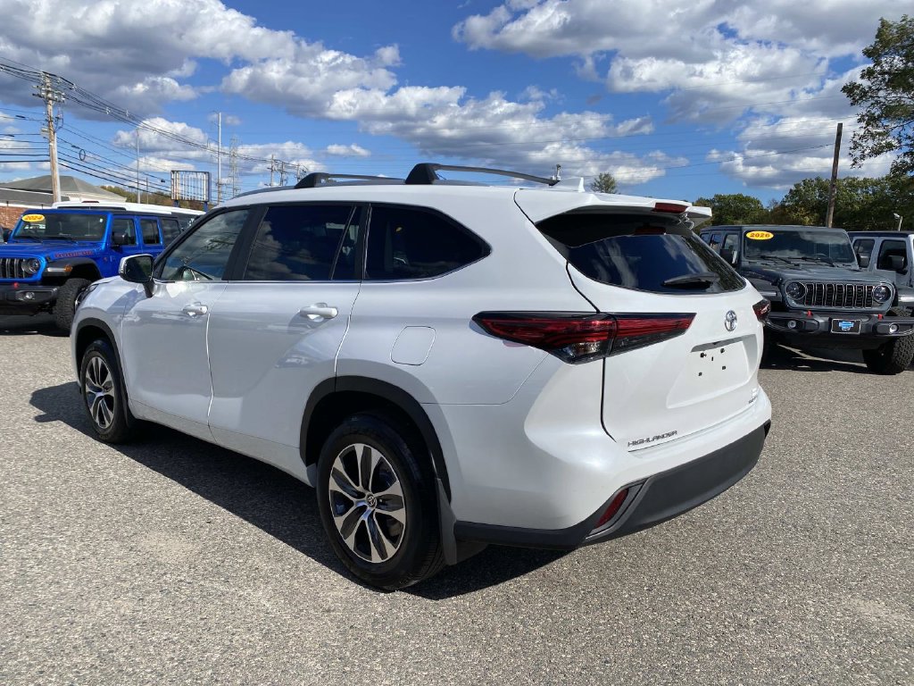 Used 2023 Toyota Highlander XLE AWD/4WD image 7