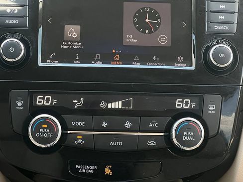 Used 2020 Nissan Rogue SV w/ Premium Package FWD image 4
