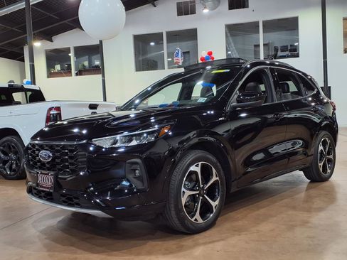 Used 2023 Ford Escape ST-Line Select w/ Tech Pack #2 AWD/4WD image 3