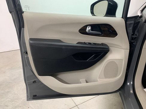 Used 2023 Chrysler Pacifica Limited FWD image 17