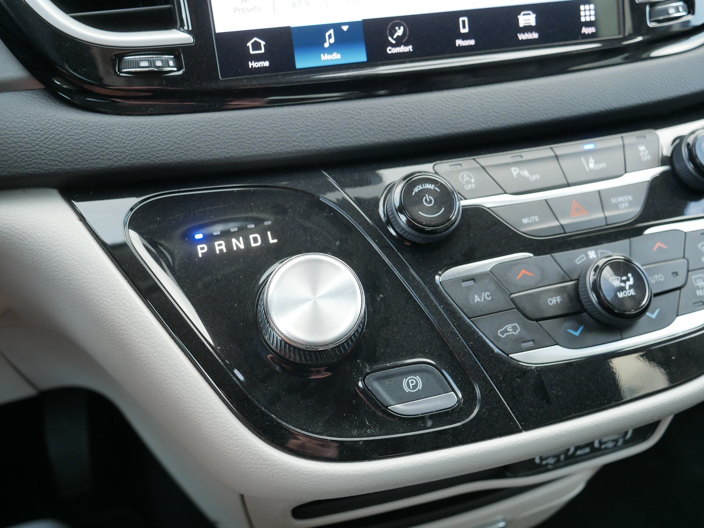 Used 2024 Chrysler Pacifica Touring-L FWD image 24