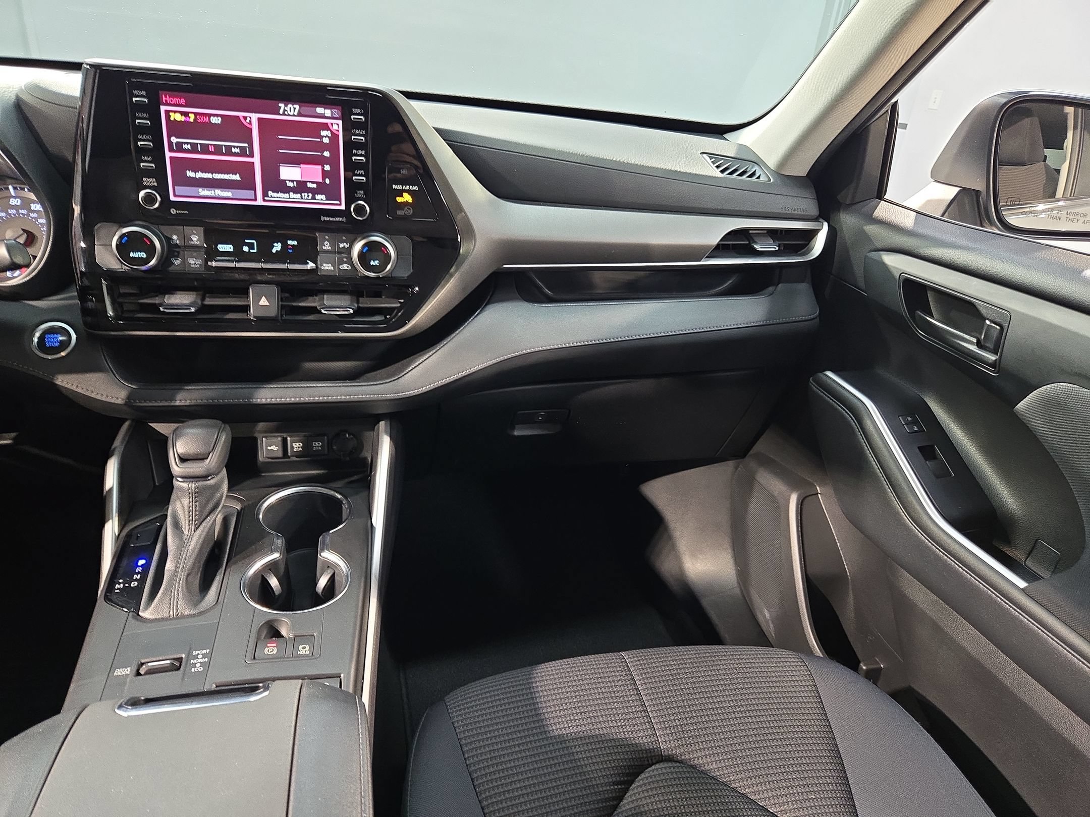 Used 2021 Toyota Highlander L FWD image 11