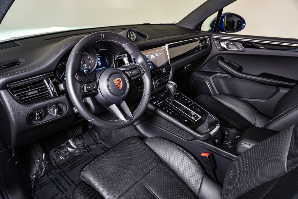Certified 2026 Porsche Macan AWD/4WD image 4