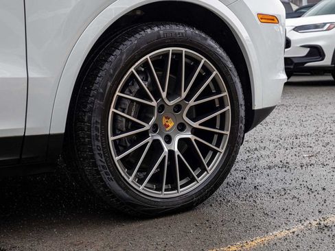 Used 2023 Porsche Cayenne Platinum Edition AWD/4WD image 9