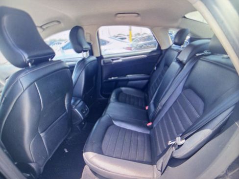 Used 2017 Ford Fusion SE w/ Equipment Group 201A FWD image 4