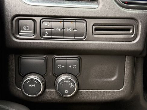 Used 2023 Chevrolet Suburban Premier image 24