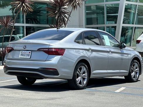 Used 2022 Volkswagen Jetta SE w/ Panoramic Sunroof Package FWD image 4