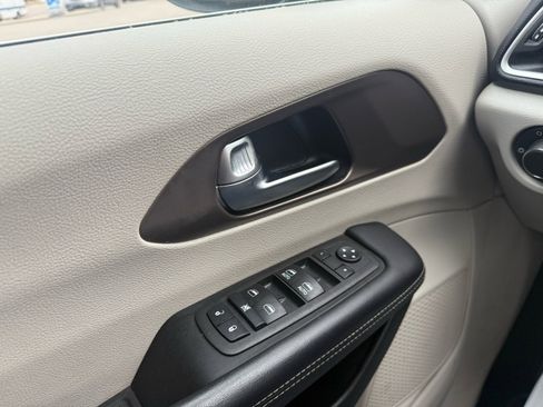 Used 2023 Chrysler Voyager LX image 15