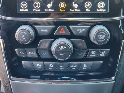 Used 2020 Jeep Grand Cherokee Laredo w/ Laredo X Package RWD image 21
