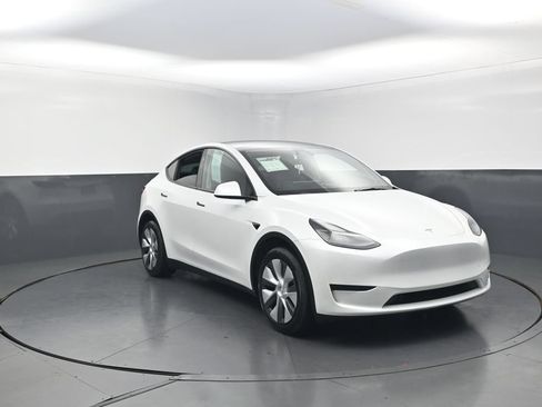 Used 2024 Tesla Model Y 2WD image 38