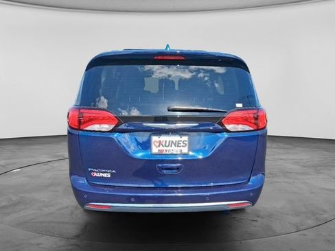 Used 2017 Chrysler Pacifica Touring-L w/ Tire & Wheel Group FWD image 38