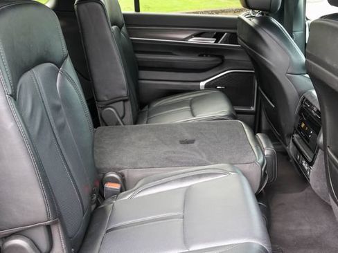 Used 2024 Jeep Wagoneer L Series II w/ Flexible Seating Group AWD/4WD image 19
