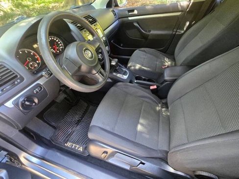 Used 2010 Volkswagen Jetta S image 2