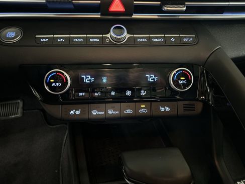 Used 2021 Hyundai Elantra Limited image 21