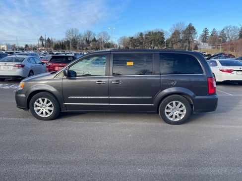 Used 2016 Chrysler Town & Country Touring w/ Driver Convenience Group image 14