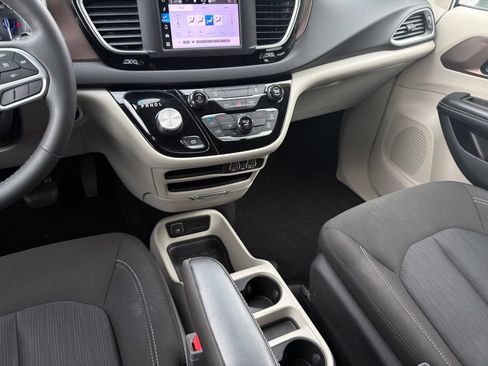 Used 2022 Chrysler Voyager LX FWD image 15