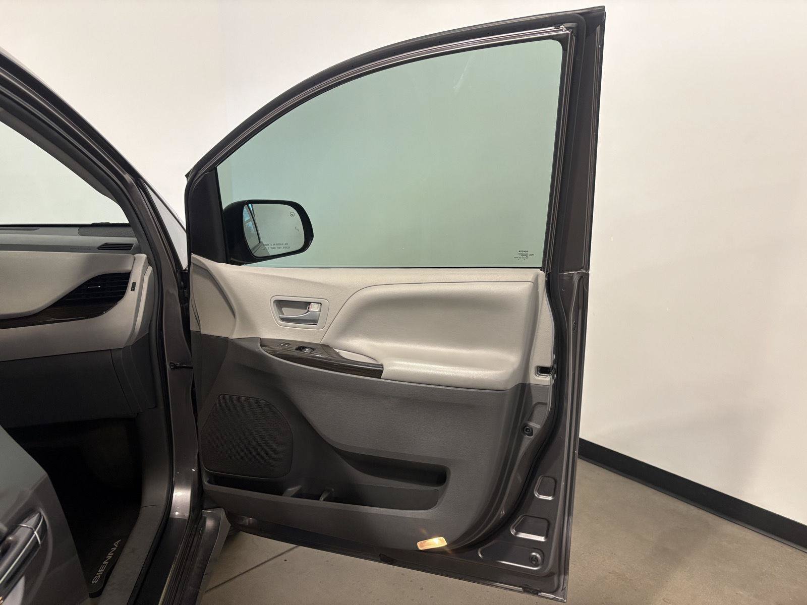 Used 2018 Toyota Sienna XLE Premium w/ Carpet Mat Package AWD/4WD image 46