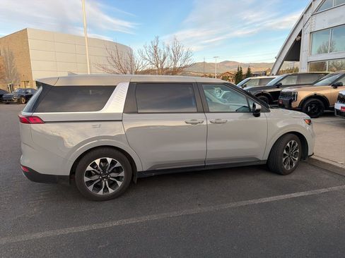 Used 2024 Kia Carnival EX image 2