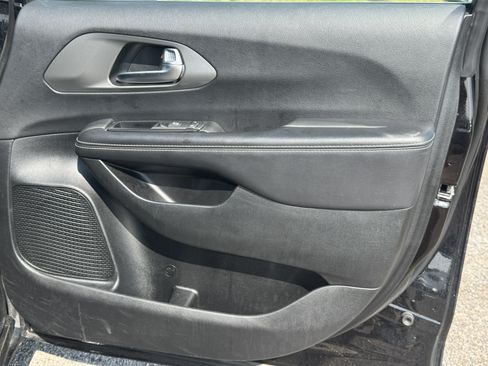 Used 2025 Chrysler Pacifica Select FWD image 16