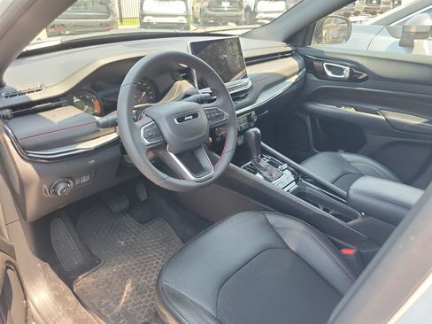 Used 2025 Jeep Compass Trailhawk AWD/4WD image 10