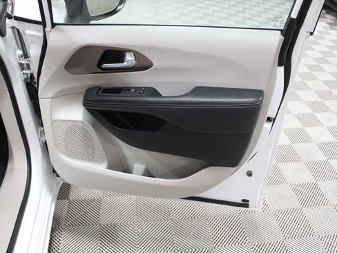 Used 2021 Chrysler Voyager Lxi FWD image 21