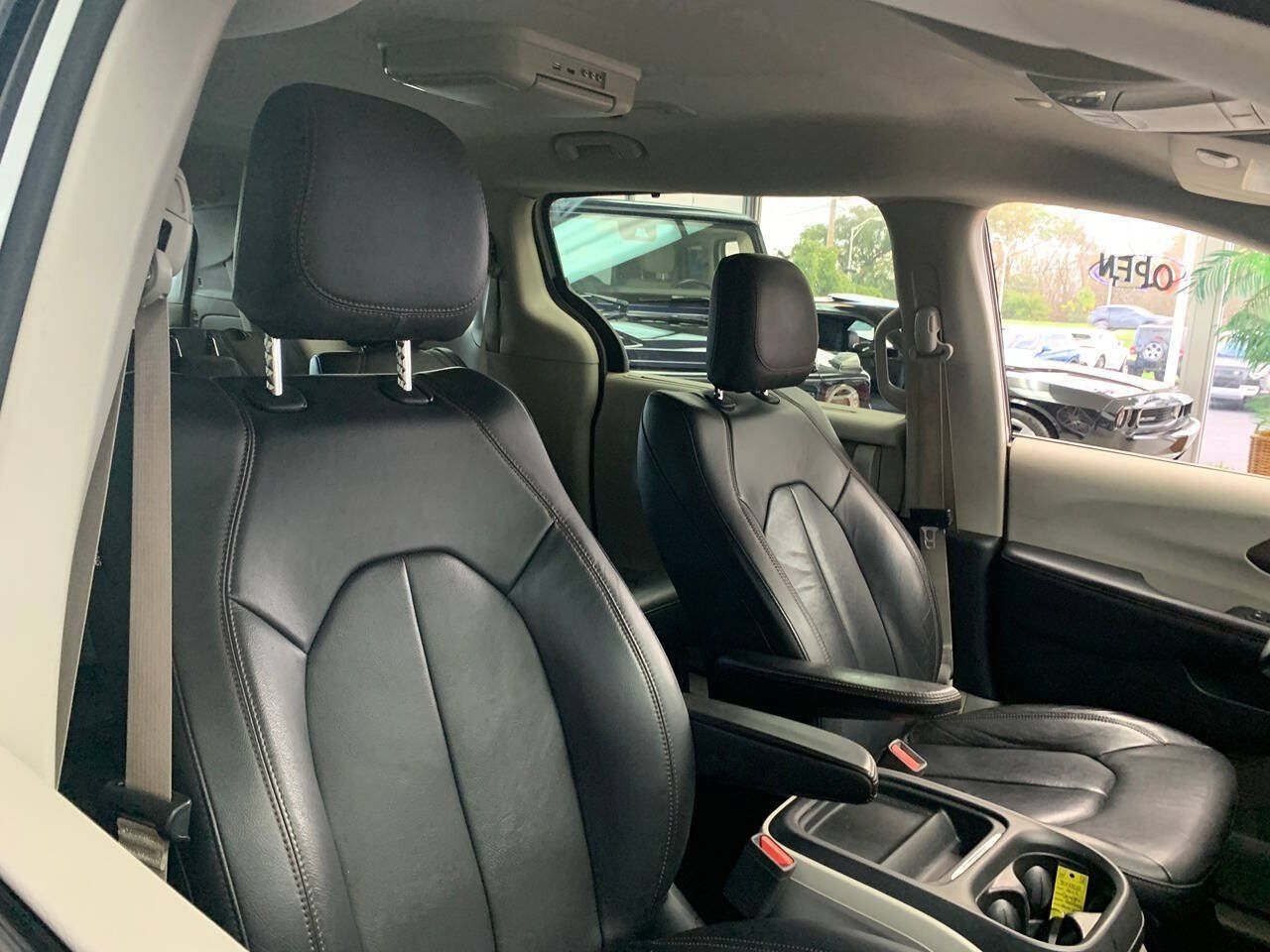 Used 2017 Chrysler Pacifica Touring-L FWD image 12