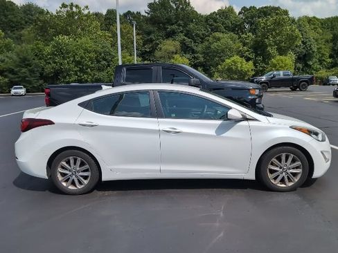 Used 2016 Hyundai Elantra SE w/ Option Group 02 FWD image 3