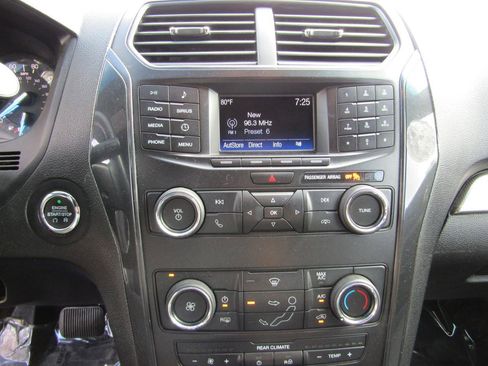 Used 2018 Ford Explorer XLT image 17