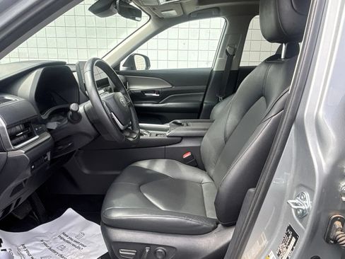 Used 2025 Toyota Grand Highlander FWD image 4
