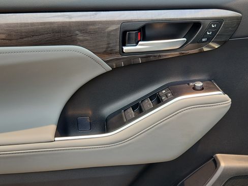 New 2026 Toyota Highlander Platinum AWD/4WD image 8