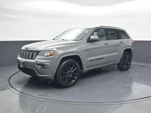 Used 2022 Jeep Grand Cherokee Laredo X image 3