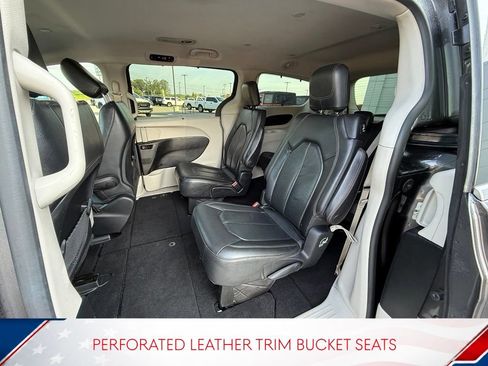 Used 2019 Chrysler Pacifica Touring-L FWD image 10