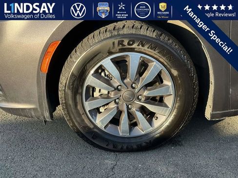 Used 2023 Chrysler Pacifica Touring-L image 7