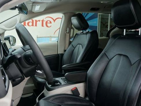 Used 2024 Chrysler Pacifica Touring-L image 11