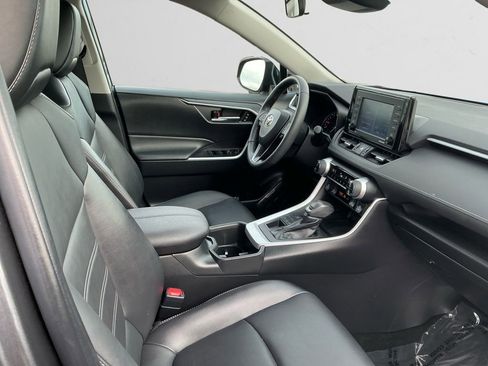 Used 2022 Toyota RAV4 XLE Premium image 15