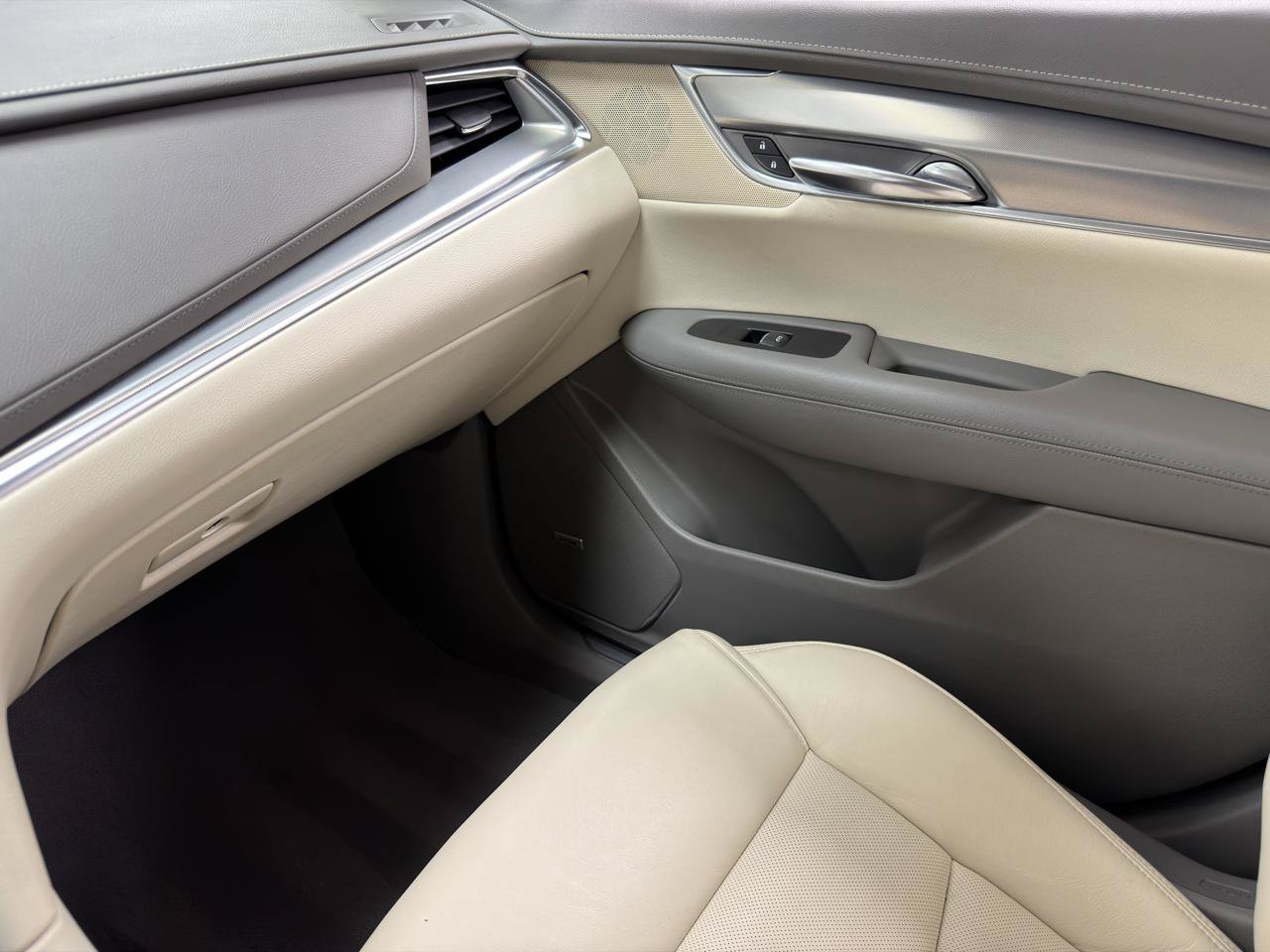 Used 2017 Cadillac XT5 Premium Luxury AWD/4WD image 25