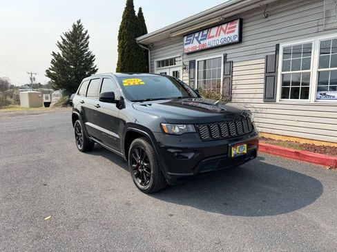 Used 2017 Jeep Grand Cherokee Altitude image 2