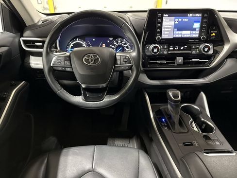 Used 2020 Toyota Highlander XLE AWD/4WD image 11