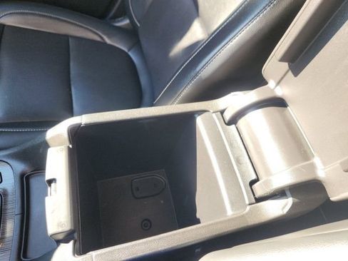 Used 2023 GMC Acadia SLT image 28