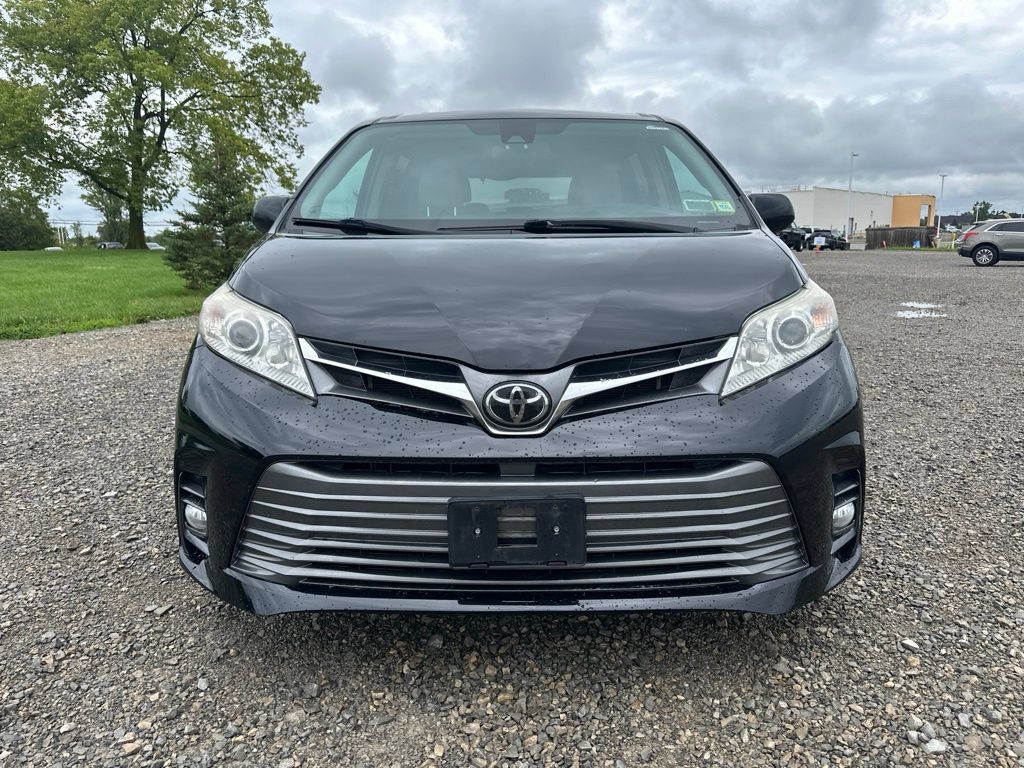 Used 2019 Toyota Sienna XLE w/ XLE Navigation Package FWD image 3