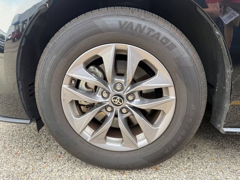 Used 2025 Toyota Sienna LE FWD image 8