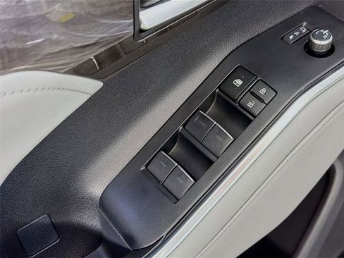 Used 2023 Toyota Highlander Limited AWD/4WD image 19