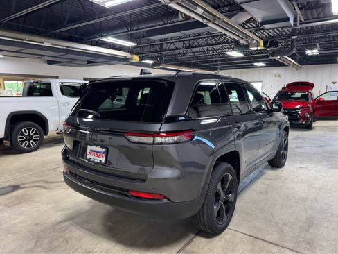 Certified 2023 Jeep Grand Cherokee Altitude image 4