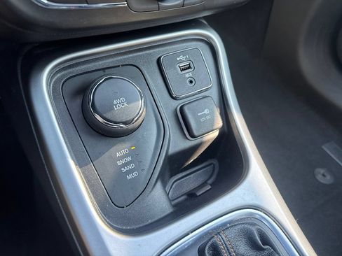 Certified 2021 Jeep Compass Latitude w/ Sun and Sound Group AWD/4WD image 32