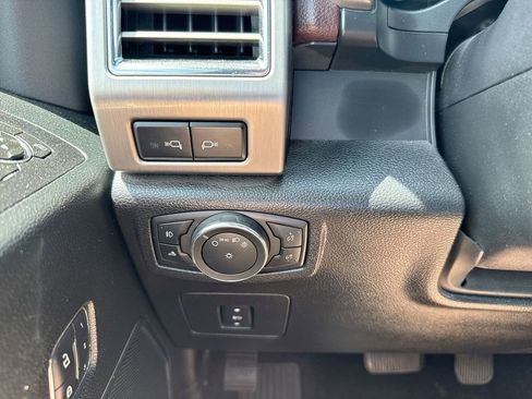 Used 2015 Ford F150 Platinum w/ Equipment Group 701A Luxury AWD/4WD image 19