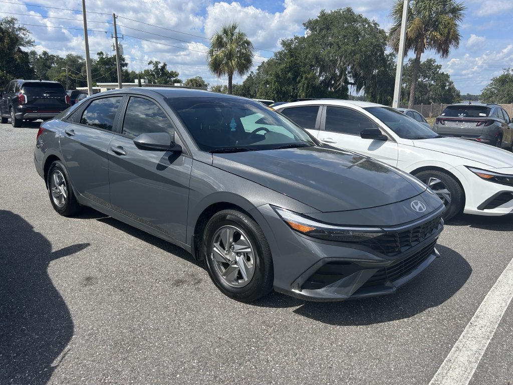Used 2025 Hyundai Elantra SE FWD image 2