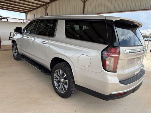 Used 2022 Chevrolet Suburban LT w/ Luxury Package AWD/4WD image 6