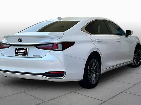 Used 2024 Lexus ES 300h Ultra Luxury w/ Accessory Package (Z2) FWD image 11